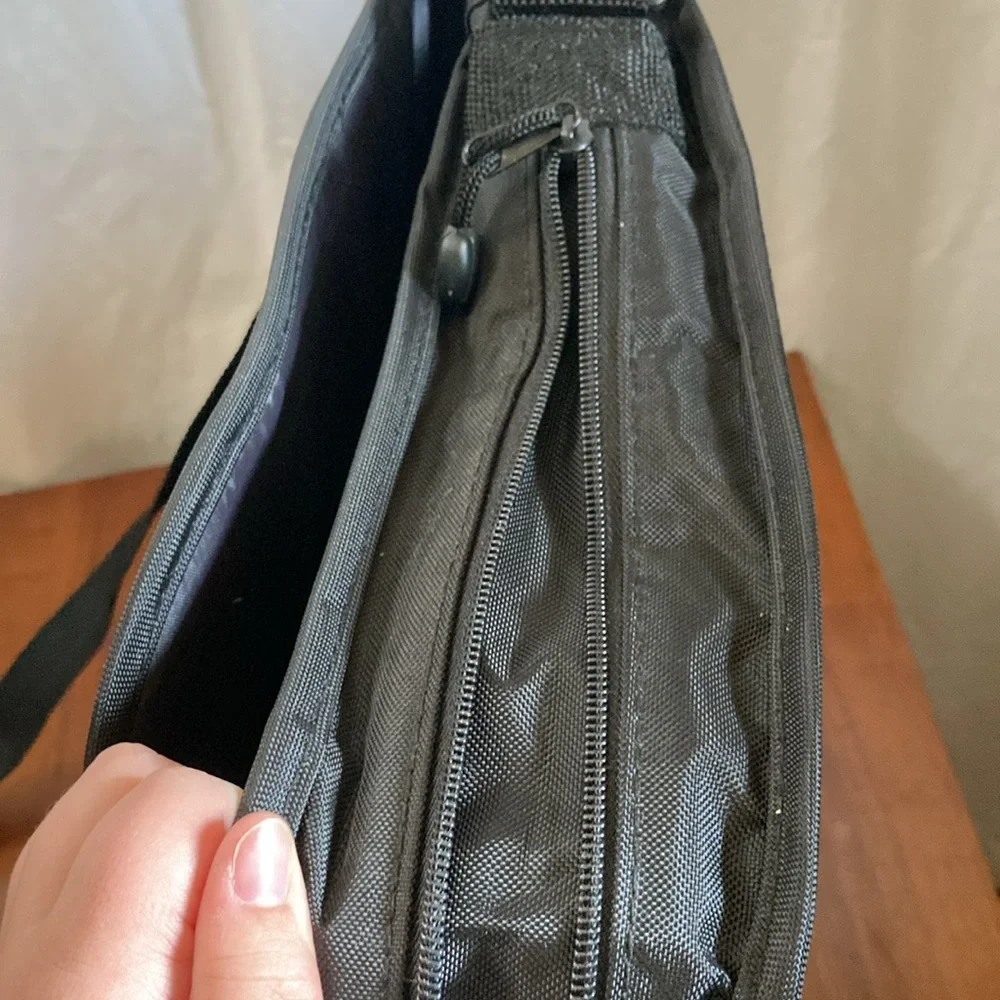 Solo black classic messenger bag